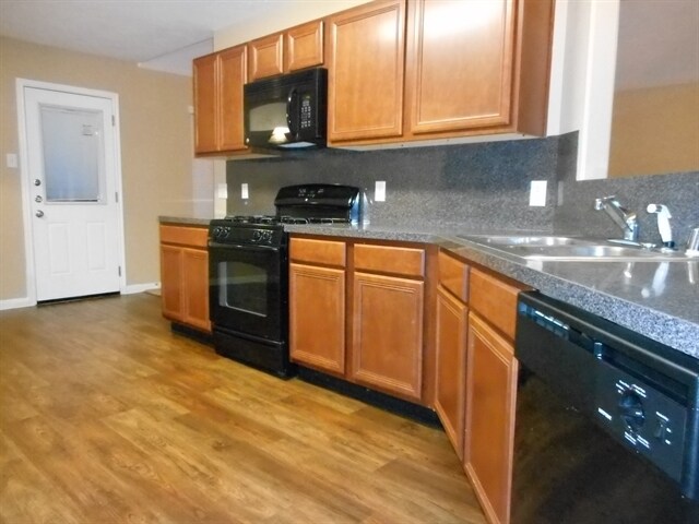 Foto del edificio - 8302 Hardy Elm St