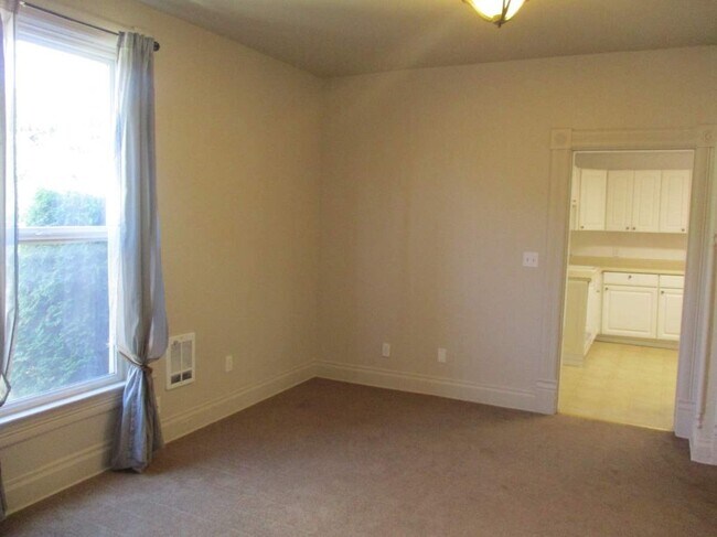 Building Photo - Skaga: LEASING 811 N Cedar Street