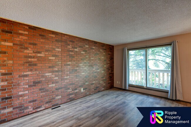Photo du bâtiment - 7712 Bowness Rd NW
