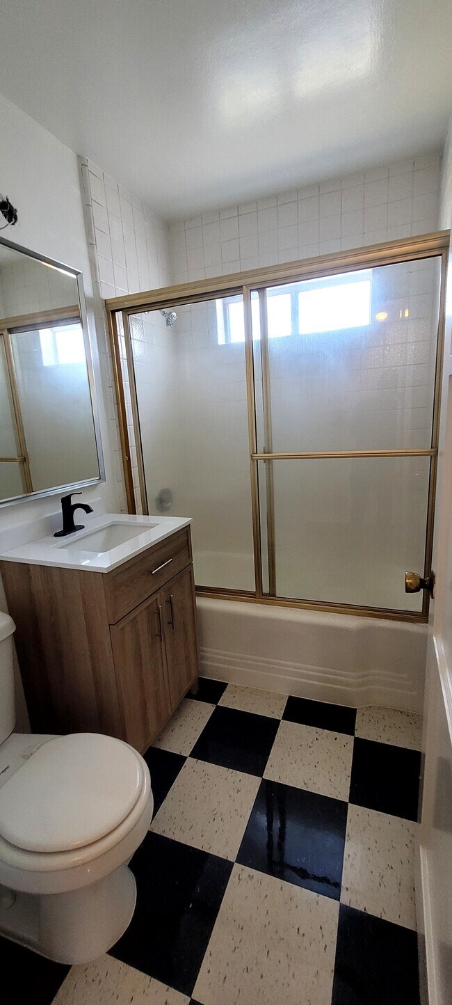 Foto del edificio - 4313 Mentone St