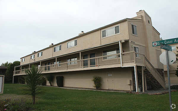 Foto del edificio - 8045 Beverly Dr