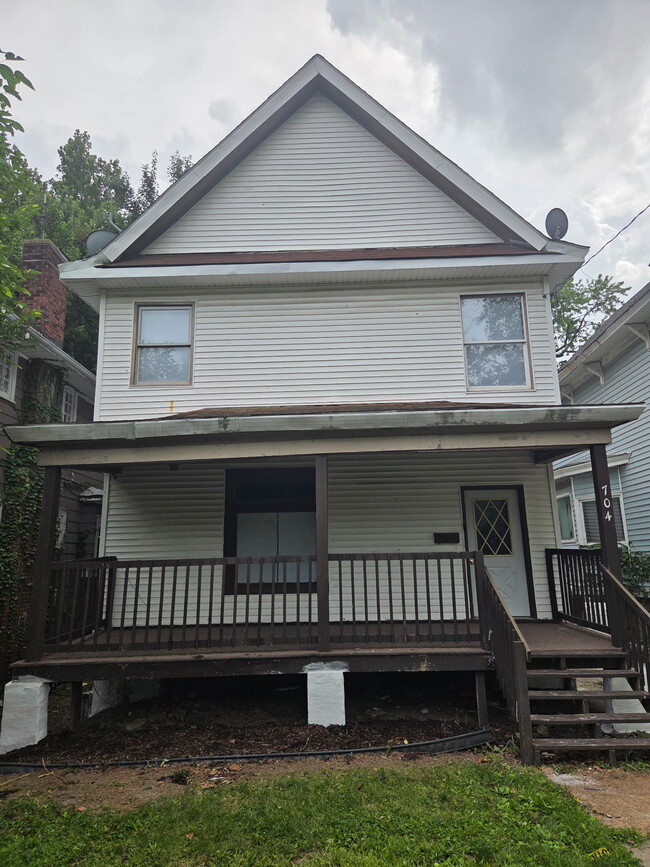 Building Photo - 704 E La Salle St
