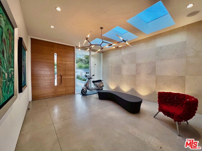 Building Photo - 2641 Lake Hollywood Dr