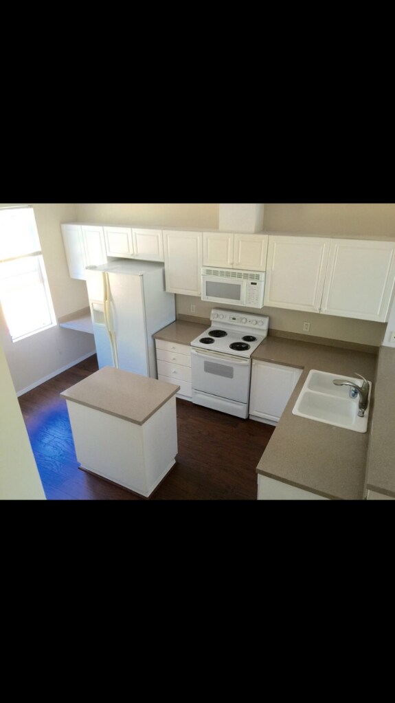 Cocina abierta. - 6123 S 232nd St