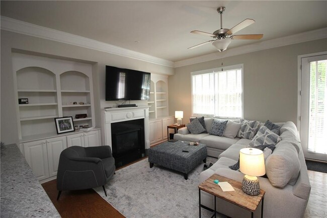 Foto del edificio - 335 Rose Garden Ln