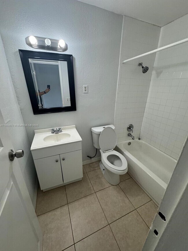 Foto del edificio - 1451 NE 170th St