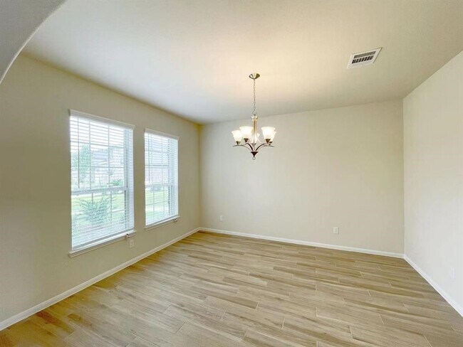 Foto del edificio - 4403 Silvergrass Ln