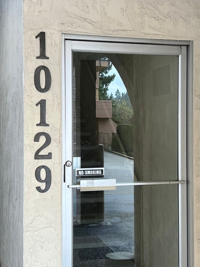 Building Photo - 2 Bed 1.5 Bath Condo Downtown Bellevue
