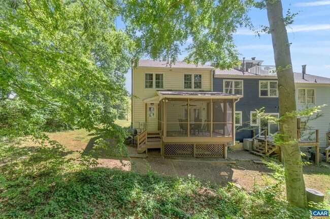 Building Photo - Lovely 3BR end unit townhouse