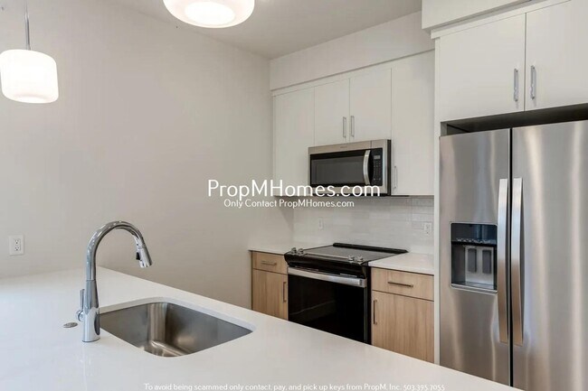 Building Photo - Modern Two Bedroom Unit with Fenced Yard!