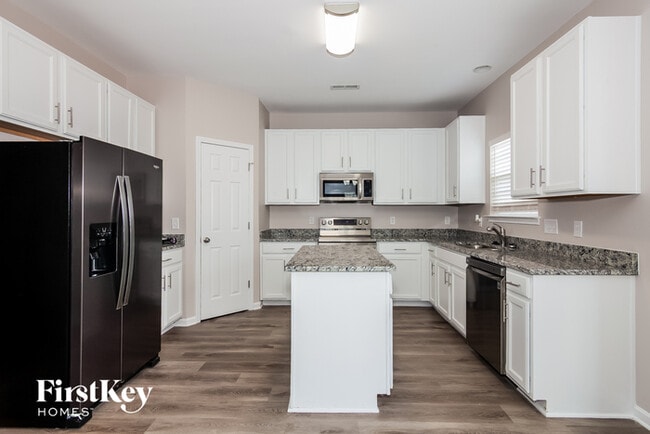 Building Photo - 8519 Oak Dr
