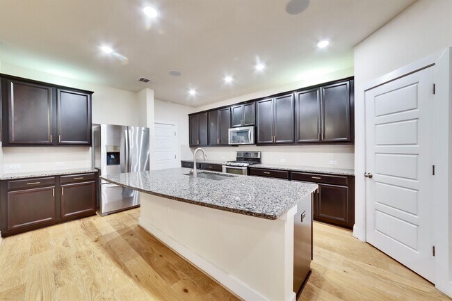 Building Photo - 7506 Belfair Ter