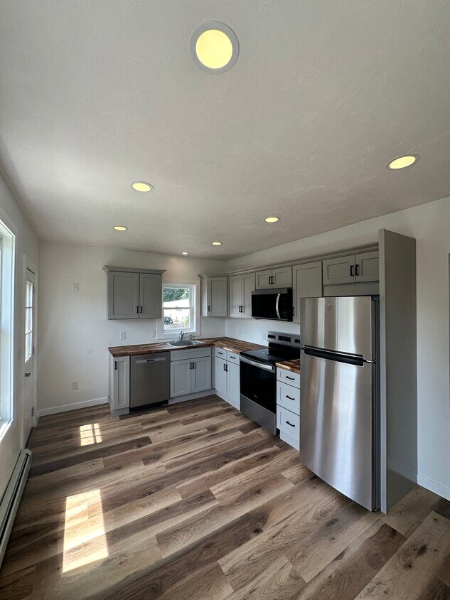 Foto principal - 1587 Fall River Ave