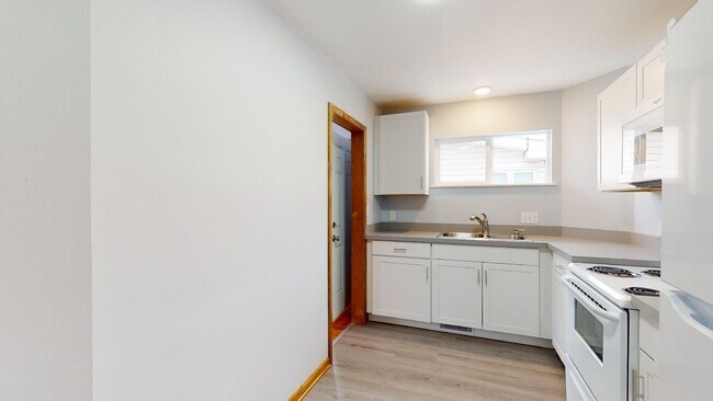 Foto del edificio - AVAILABLE NOVEMBER 1st! Spacious Two Bedro...