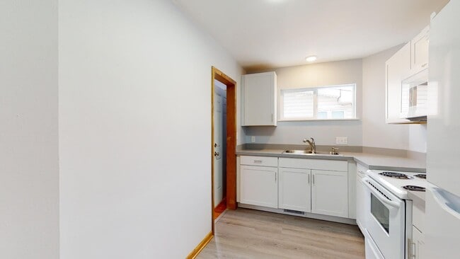 Foto del edificio - Spacious Two Bedroom with TONS of storage