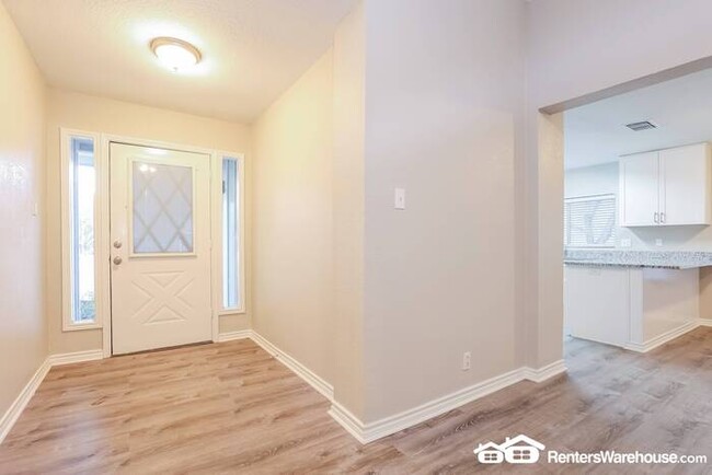 Building Photo - Renovated 3 bedroom / 2 bathroom in Crownw...