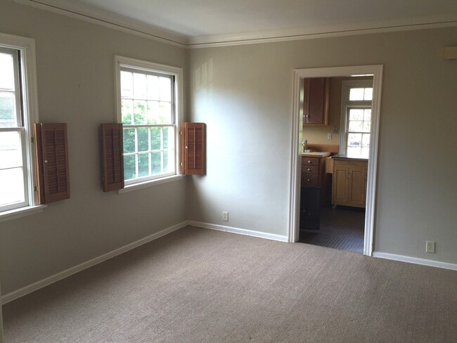 Building Photo - Beautiful 2br/1ba Upper Duplex in Desirabl...