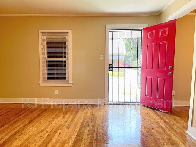 Building Photo - 823 Cella St