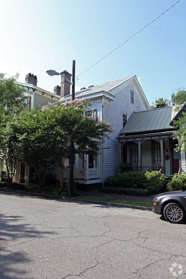 211 W Bolton St Savannah, GA 31401 Rentals Savannah, GA