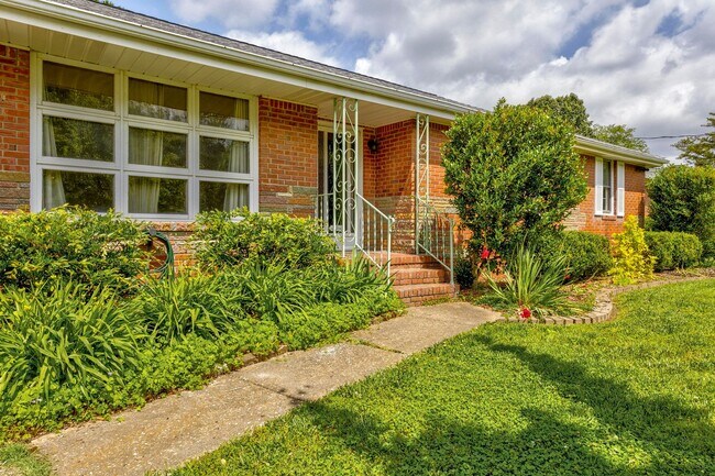 Building Photo - 3 Bedroom, Meticulously Maintained Updated...