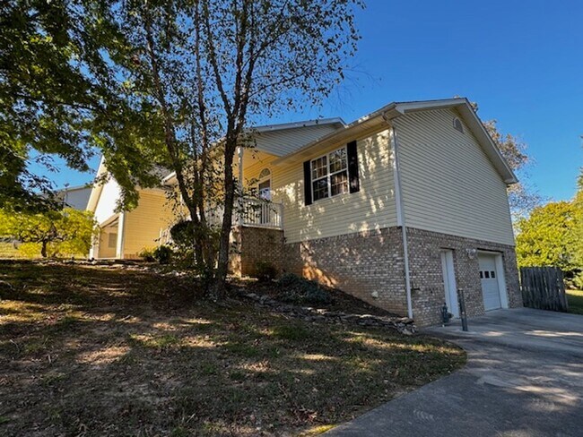 Foto del edificio - 3 Bed 2 Bath house with 2 garages, (upper ...