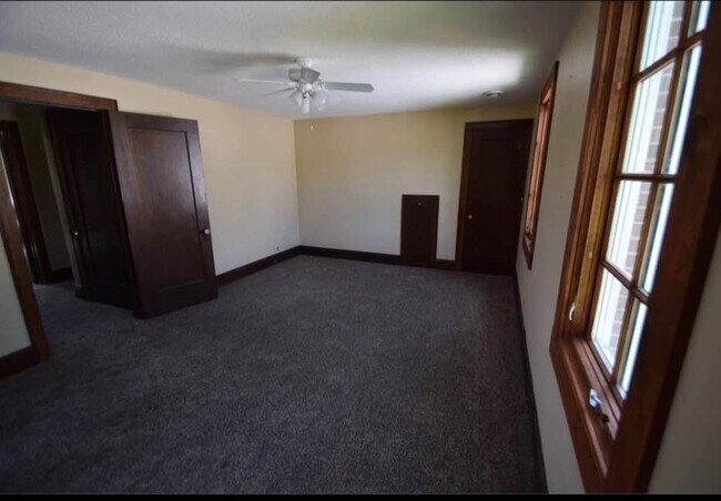 Building Photo - 402 W Brooks St