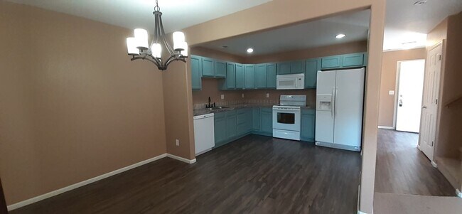 Building Photo - Available July 1 - Fabulous 3 bed, 1.5 bat...