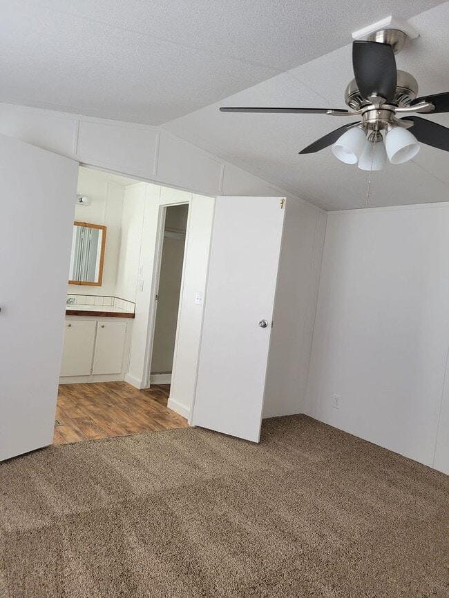 Building Photo - Ready to move in!