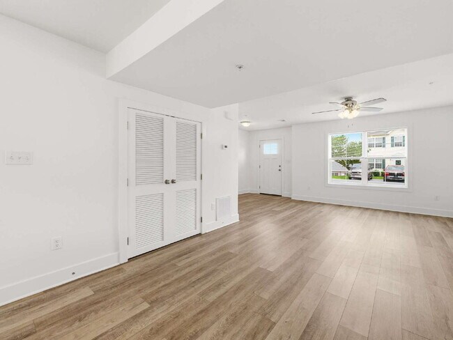 Foto del edificio - 8780 Hillside Way