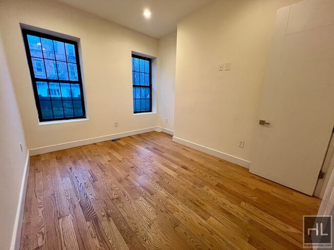 Foto del edificio - 3BR 2.5BA Floor Thru Duplex w/ Huge Backya...