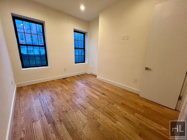 Building Photo - 3BR 2.5BA Floor Thru Duplex w/ Huge Backya...
