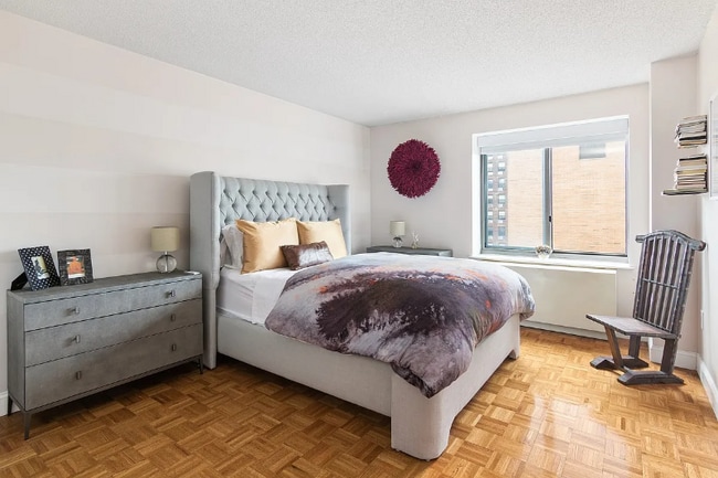 Foto del edificio - 300 W 135th St