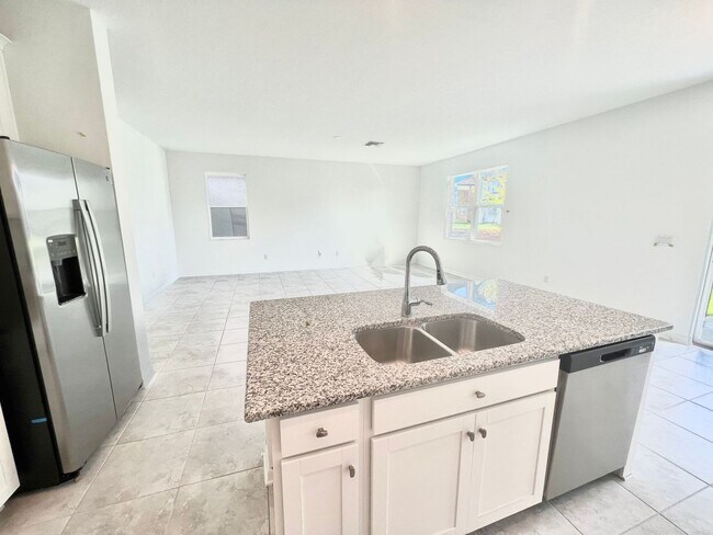 Foto del edificio - Paradise Found  in this 4BD/3BTH  New Cons...