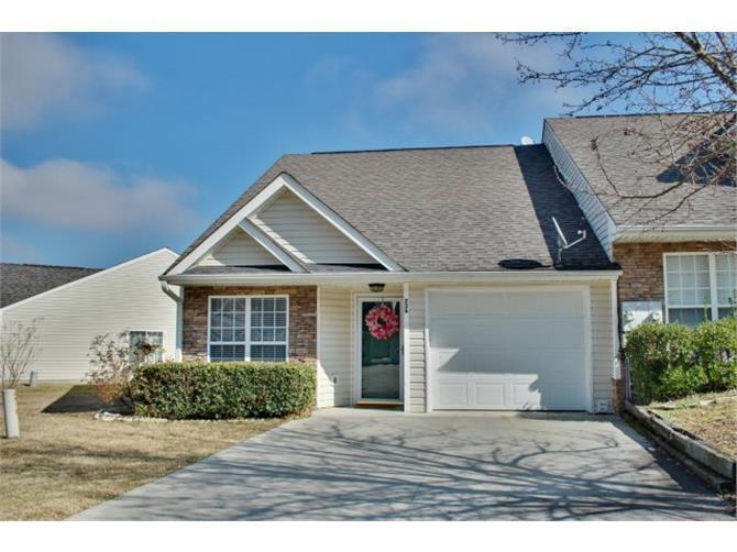 Foto principal - End Unit Townhouse w/ One Car Garage