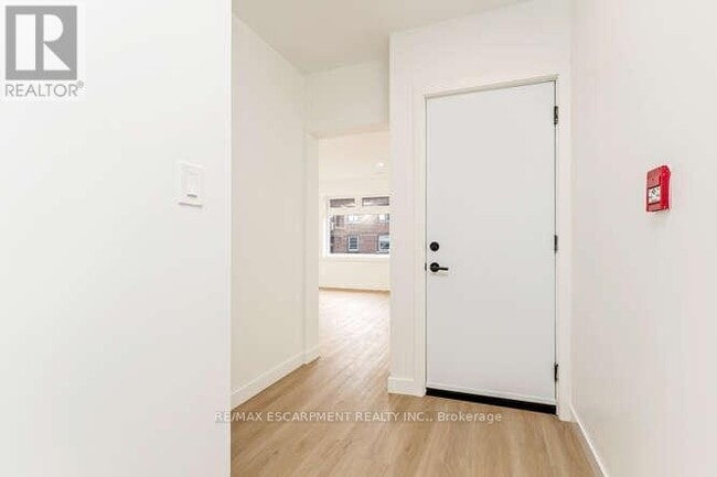 Building Photo - 127 Victoria Ave S