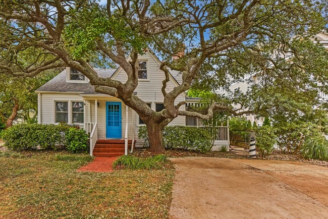 Building Photo - Quaint North End Beach Cottage