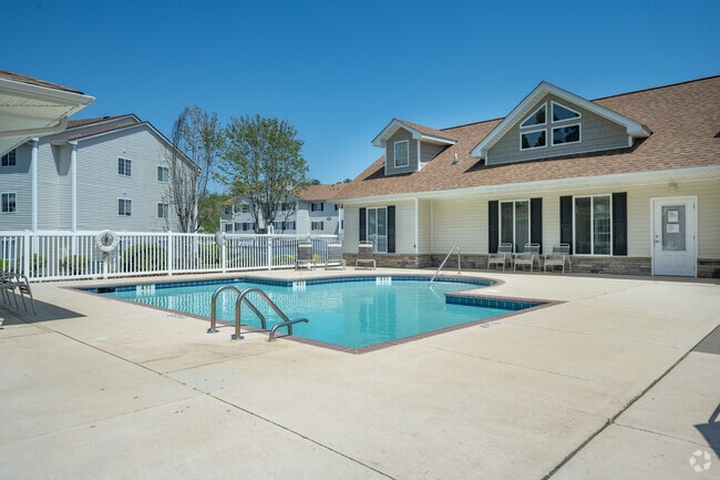 Swimming Pool - Autumn Park Apartments