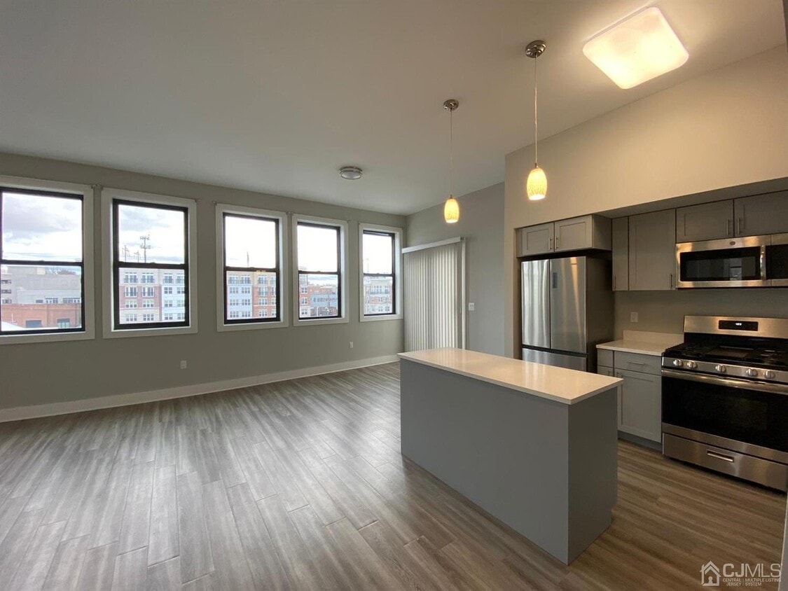 22 Center St Unit 202, Metuchen, NJ 08840 Room for Rent in Metuchen