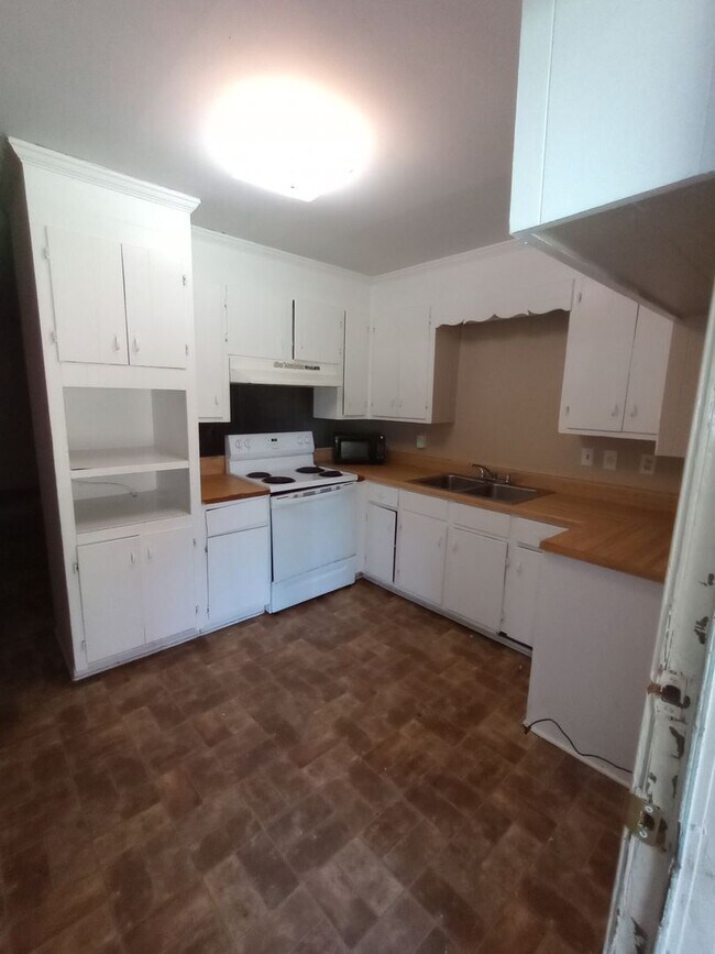 Building Photo - 3 bed 2 Bath Convenient Location