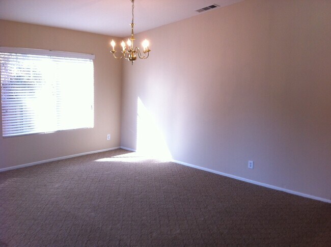 Foto del edificio - 3 BEDROOM HOME NEAR EAGLE RANCH COMMUNITY OFF TOPAZ RD.