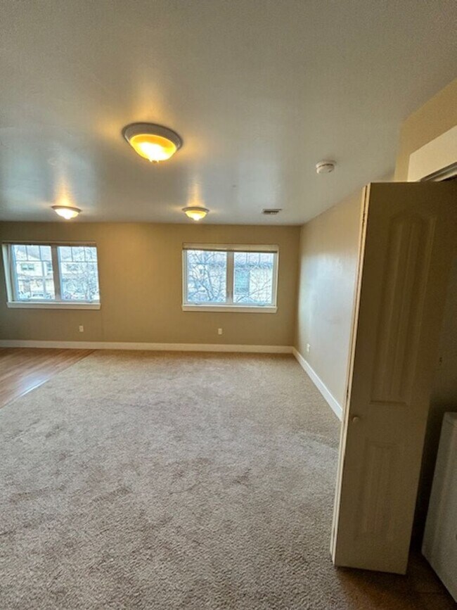 Building Photo - Centrally Located Large 1 Bedroom 1 Bathro...