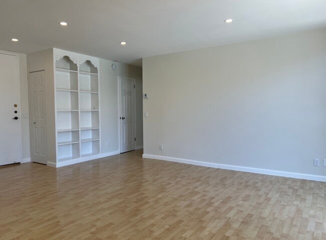 Building Photo - 100 S Doheny Dr