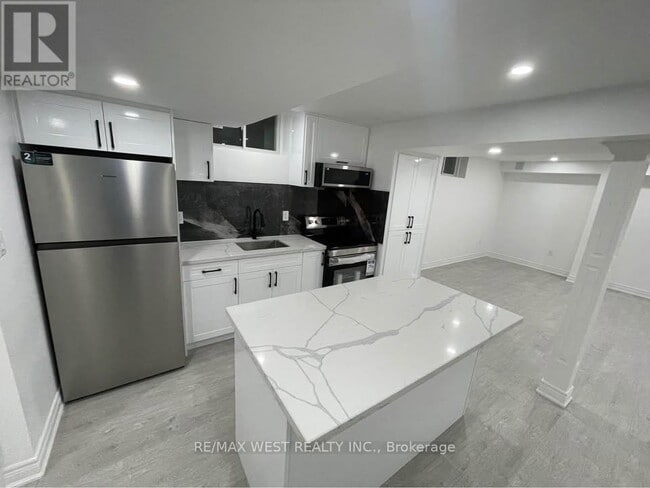 Building Photo - 339 Fleetwood Dr