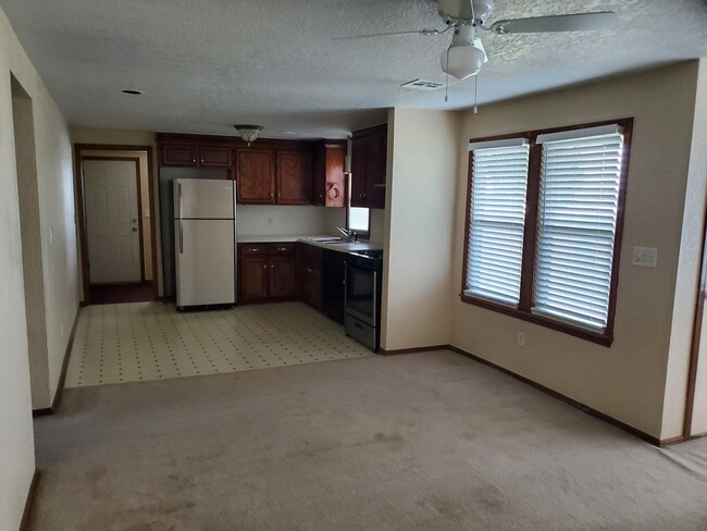 Building Photo - 2 bed 1 bath house with central heat and a...