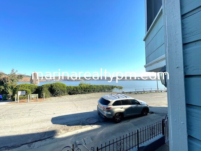 Foto del edificio - WATER VIEW-Welcome to this charming 2-bedr...