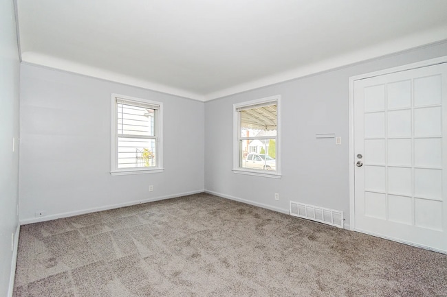 Foto del edificio - Move in Ready Brick Ranch with Garage & Finished Basement - AVAILABLE NOW!