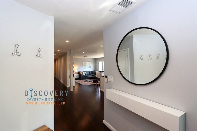 Foto del edificio - Centrally Located Mid-Century Contemporary Home