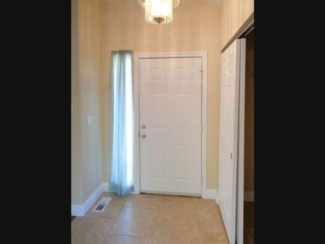 Building Photo - Three bedroom home in Hazel Dell nieghborhood