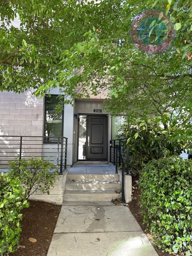 Building Photo - Riverfront Location, Luxury Townhome - End Corner Unit, Two En-Suites, Attached Garage