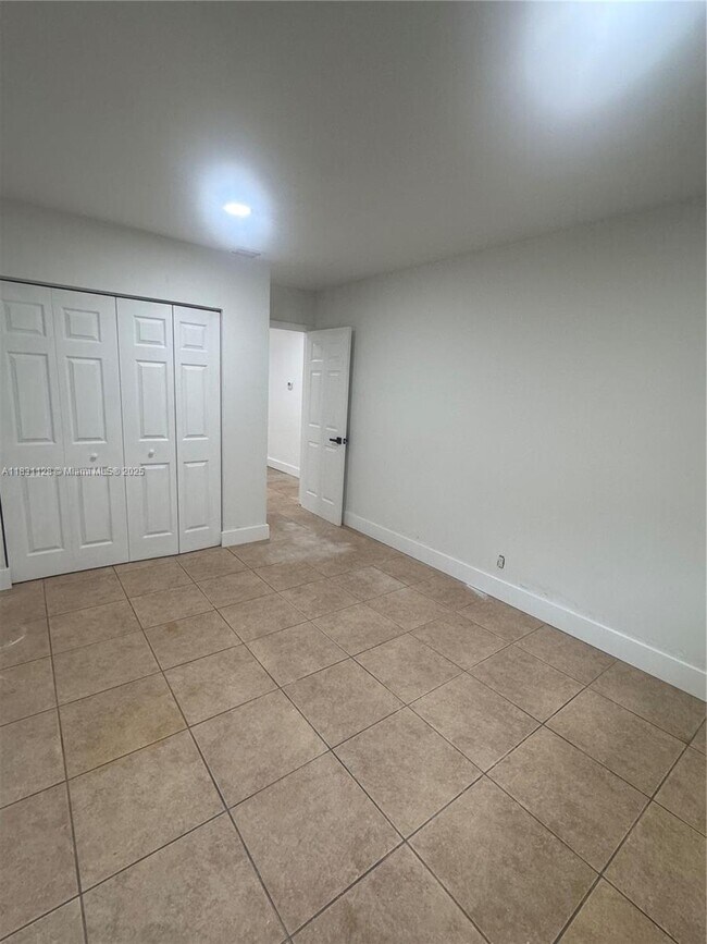 Foto del edificio - 221 NE 40th St
